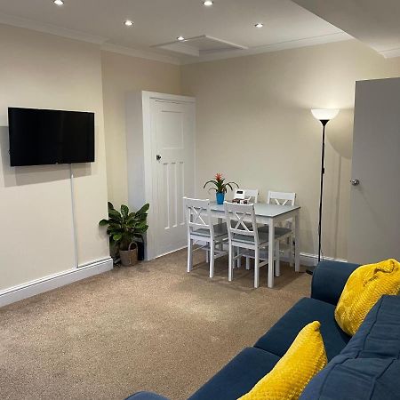 Super Convenient For Central London - Large 2 Double Bed Apartment 30 Seconds Walk To Platform Train Station And 19 Mins To London Waterloo Exterior foto