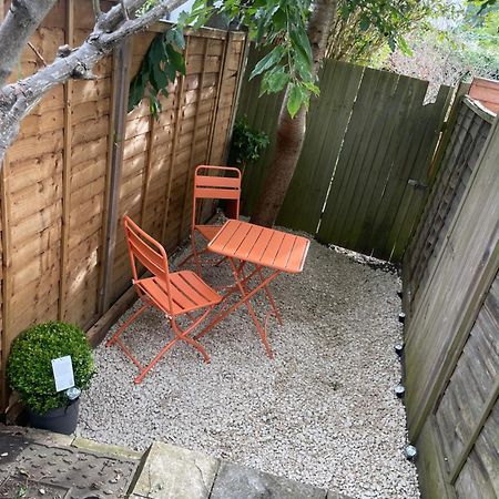 Super Convenient For Central London - Large 2 Double Bed Apartment 30 Seconds Walk To Platform Train Station And 19 Mins To London Waterloo Exterior foto