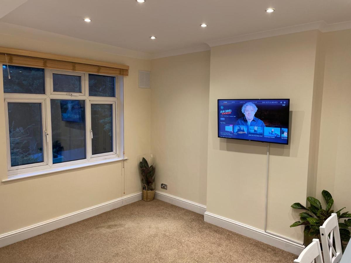 Super Convenient For Central London - Large 2 Double Bed Apartment 30 Seconds Walk To Platform Train Station And 19 Mins To London Waterloo Exterior foto