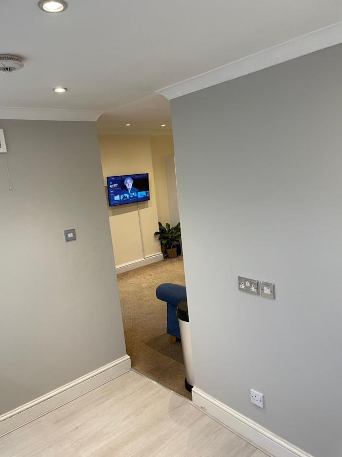 Super Convenient For Central London - Large 2 Double Bed Apartment 30 Seconds Walk To Platform Train Station And 19 Mins To London Waterloo Exterior foto