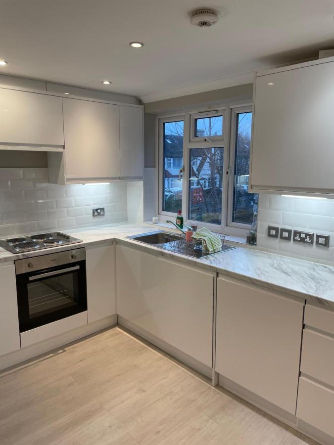 Super Convenient For Central London - Large 2 Double Bed Apartment 30 Seconds Walk To Platform Train Station And 19 Mins To London Waterloo Exterior foto
