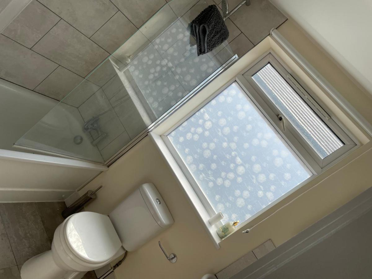 Super Convenient For Central London - Large 2 Double Bed Apartment 30 Seconds Walk To Platform Train Station And 19 Mins To London Waterloo Exterior foto
