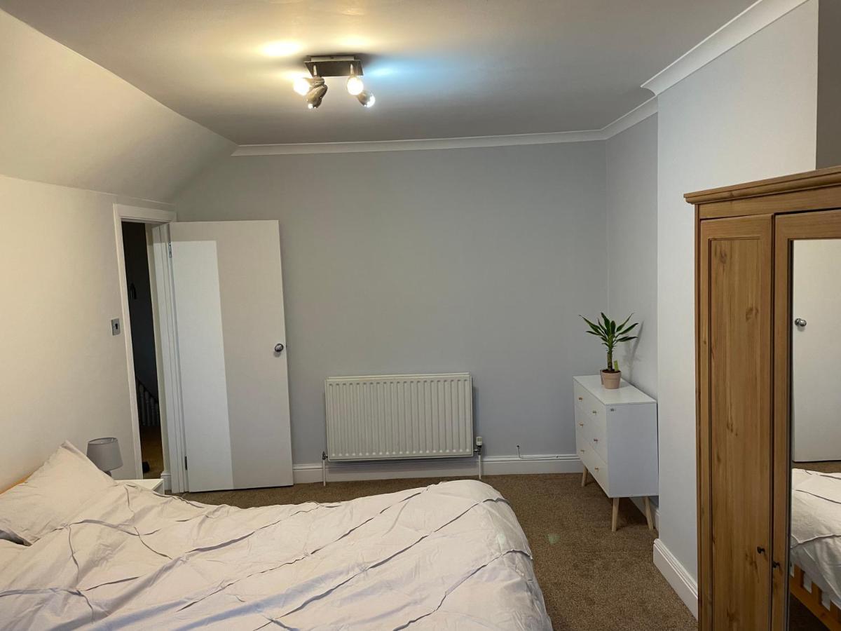 Super Convenient For Central London - Large 2 Double Bed Apartment 30 Seconds Walk To Platform Train Station And 19 Mins To London Waterloo Exterior foto