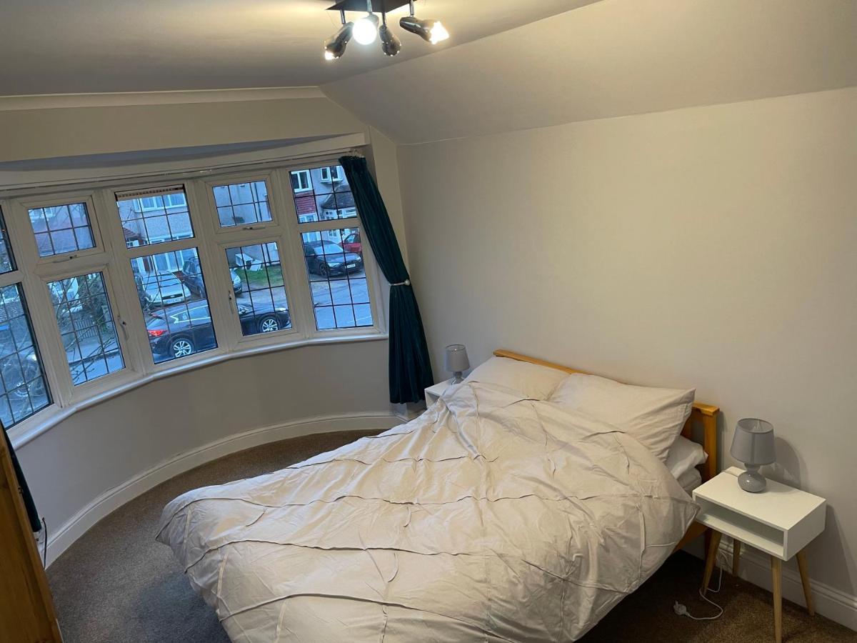 Super Convenient For Central London - Large 2 Double Bed Apartment 30 Seconds Walk To Platform Train Station And 19 Mins To London Waterloo Exterior foto