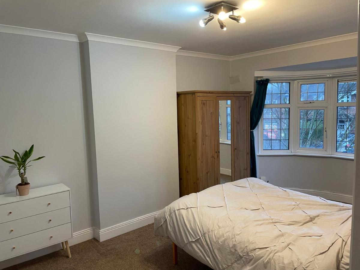 Super Convenient For Central London - Large 2 Double Bed Apartment 30 Seconds Walk To Platform Train Station And 19 Mins To London Waterloo Exterior foto